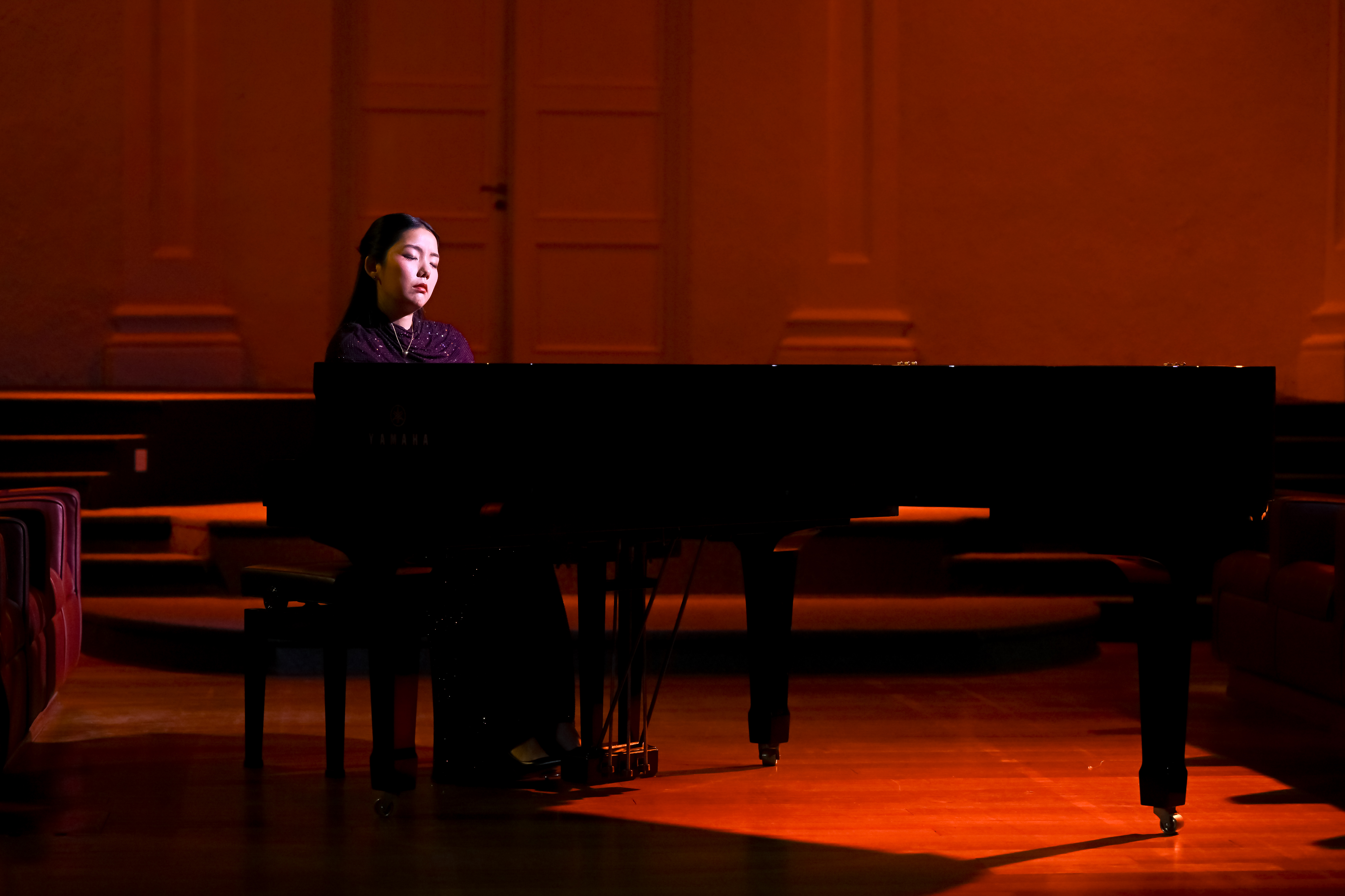 Churen Li playing piano